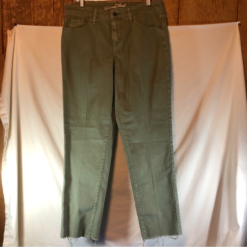 Universal Thread Women’s green mid rise boyfriend crop raw him jeans 4/27